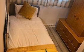 Indulge Hockley Hotel - With Free Front Parking - 10 Min Drive To Birmingham City Centre Bull Ring, Grand Central, Tesco Superstore, Primark & Commonwealth Games